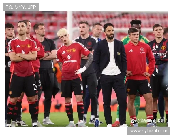 曼联复兴困境:成绩回暖与体系停滞并存,球队稳定性面临考验 曼联复兴困境:成绩回暖与体系停滞并存,球队稳定性面临考验