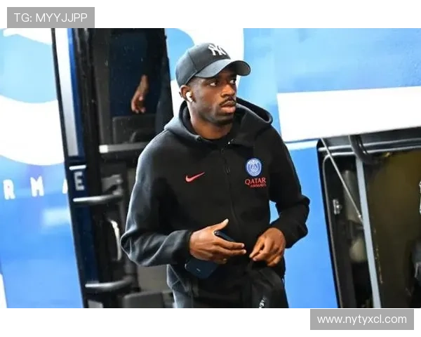 奥斯曼登贝莱这懒散赛场外一天，衣服都比我衣柜时髦十倍！