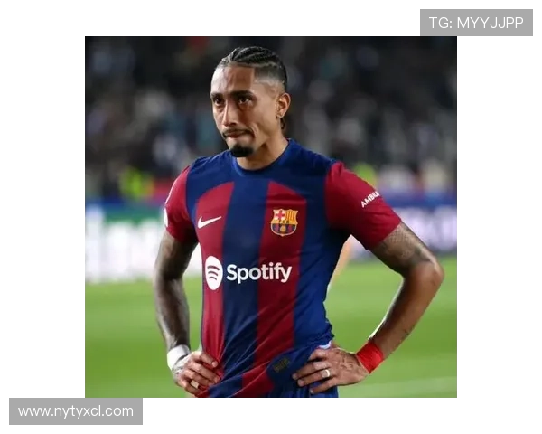 拉菲尼亚这生活简直两重天，球场上拼命，离队后豪宅养娃像过假期似的？