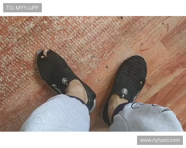 汪周雨穿的那双鞋，我连逛街都舍不得买的样子啊！